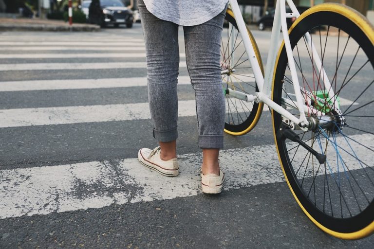 El tuit que la Guardia Civil ha dedicado a los ciclistas y que ha incendiado las redes sociales