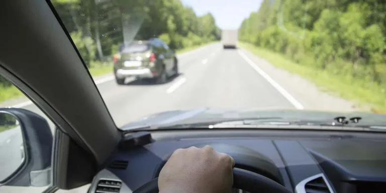 200 euros y 4 puntos: La multa que la DGT te va a poner si adelantas como en este vídeo