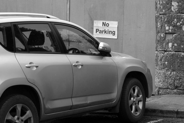 DGT: multa de 200 euros por aparcar en este típico sitio