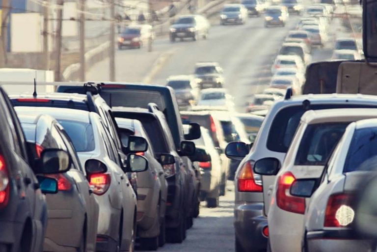 ¿Google Maps o Waze? Qué aplicación es infalible para evitar atascos en Android Auto