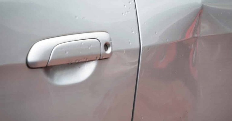 El secreto para quitar una abolladura de tu coche gratis