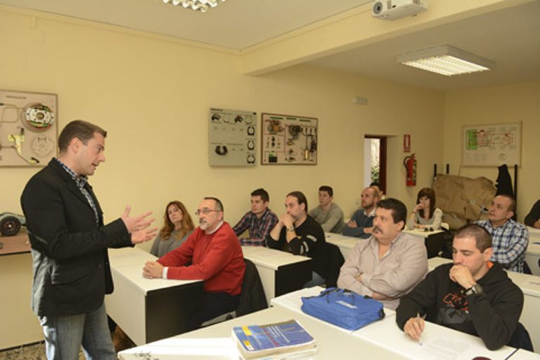 Si tienes que recuperar tus puntos, espera sentado. La DGT y las autoescuelas en pie de guerra