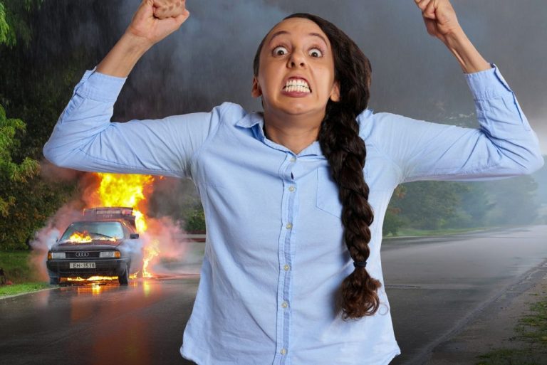 Cosas a tener en cuenta si te quedas tirado con el coche en la carretera