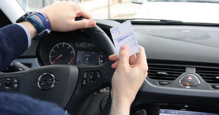 Esto es lo que significa cada código de tu carné de conducir