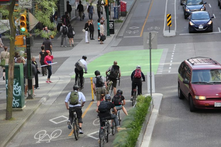 Mitad tetris, mitad cubo de Rubik: así es el semáforo que llega a Barcelona para volver locos a ciclistas
