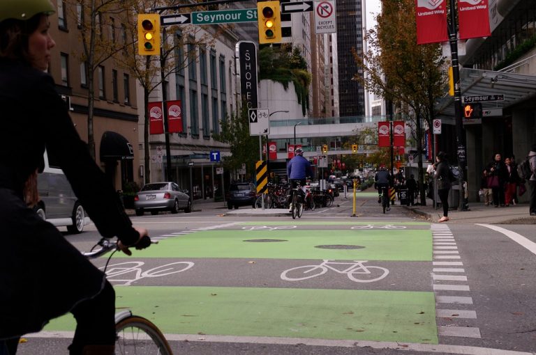 La multa que te puede caer por parar el coche en el carril bici