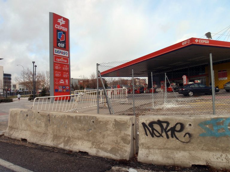Las gasolineras low cost se han puesto a temblar en tus vacaciones: Cepsa tiene la culpa