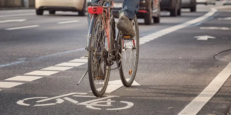 DGT: la nueva norma para adelantar a los ciclistas en carretera