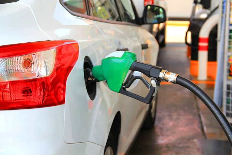 ¿Gasolina, diésel, híbrido o eléctrico? La OCU calcula a partir de cuántos kilómetros compensa uno u otro