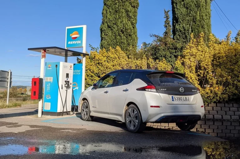 La CNMC abre una consulta pública para analizar los problemas de la recarga del coche eléctrico