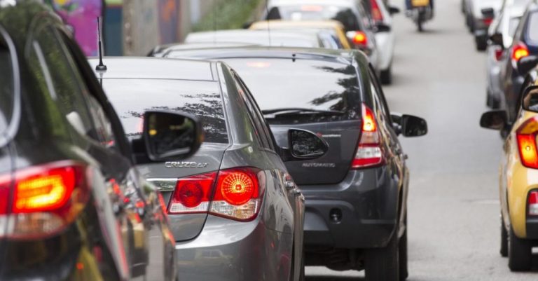 Esta es la multa por parar el coche en la carretera
