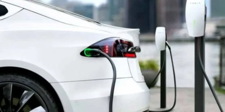 ¿Tienes un coche híbrido, híbrido enchufable o eléctrico? Estos son los errores que cometes en verano y que podrían traducirse en una cara avería