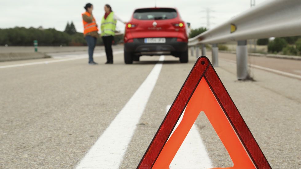 Vehículo inmovilizado en el carril por el que se circula