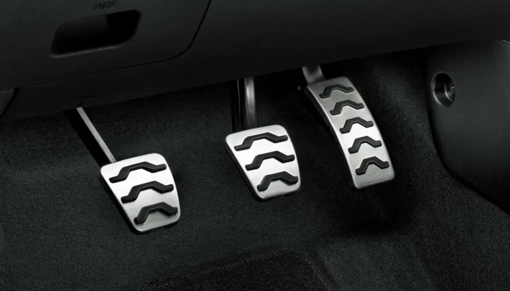 Cómo ahorrar combustible: 15 trucos que funcionan de verdad 3 Motor16 Confundir acelerar con frenar