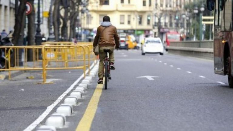 Para evitar una multa de la DGT así debe cruzar un ciclista la calle