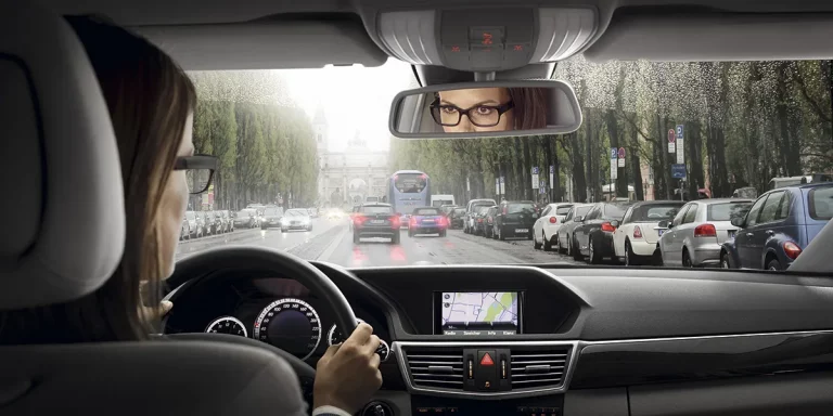 ¿Conduces con gafas o lentillas? Presta atención a las multas que te puede poner la DGT
