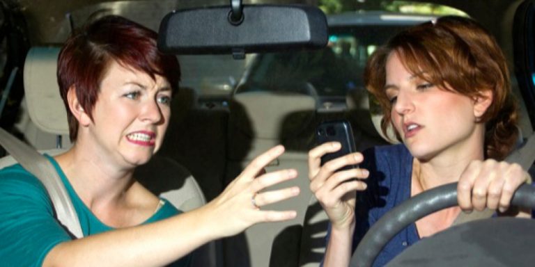 La DGT ¿te puede poner una multa por morderte las uñas en el coche?