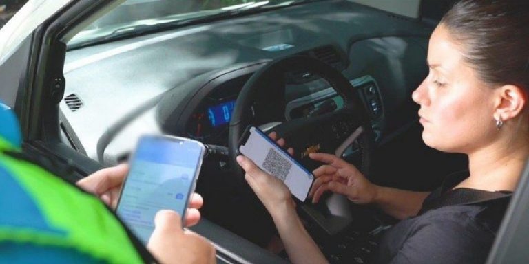 La multa de la DGT por llevar el móvil en el soporte de tu coche