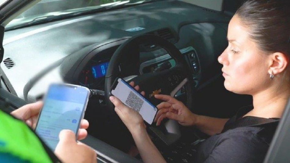 Esta es la multa de la DGT por llevar el móvil en el soporte de tu coche