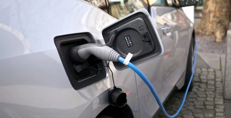 Cuida la batería de tu coche eléctrico en agosto: evita que el calor te cueste 7.000 euros