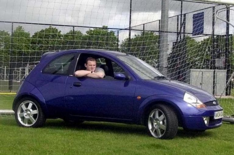 Los futbolistas con los coches más humildes y extraños del mundo