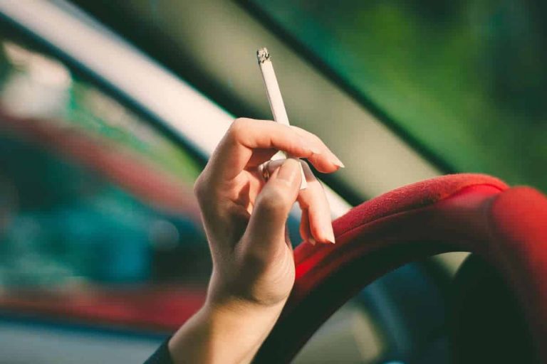 Fumar en el coche: ¿Está ya prohibido por la DGT?