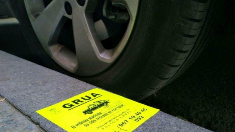 Esto es lo que deberás pagar si se lleva tu coche la grúa municipal