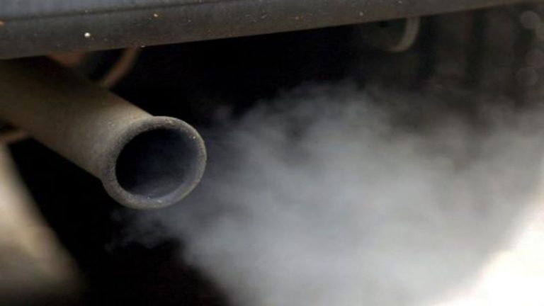 Esto es lo que le pasa al motor de tu coche por el color del humo