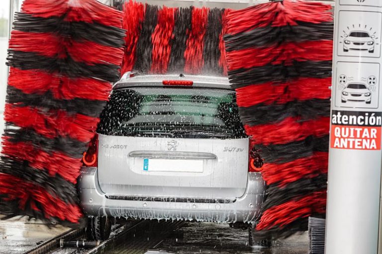 Cuando sepas el agua que consume un túnel de lavado, querrás lavar tu coche más a menudo