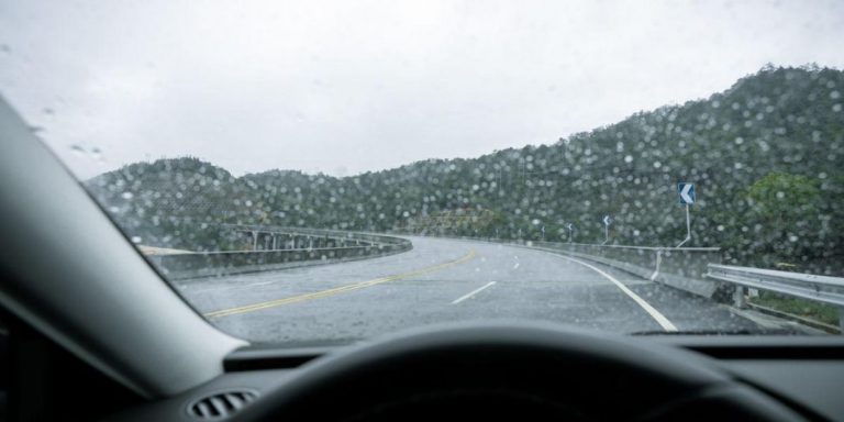 El truco infalible para limpiar las escobillas en carretera