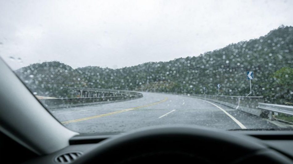 El truco infalible para limpiar las escobillas en carretera