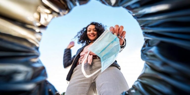 Mascarilla en coches, autobús y metro: cuándo llevarla para que no te multen