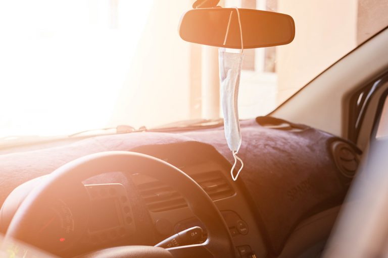 Cuándo debes llevar mascarilla en el coche para que no te multen