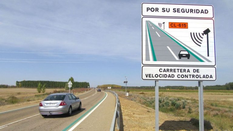 ¿Qué significan las líneas verdes y azules en la carretera? Conocerlas te ahorrará un buena multa