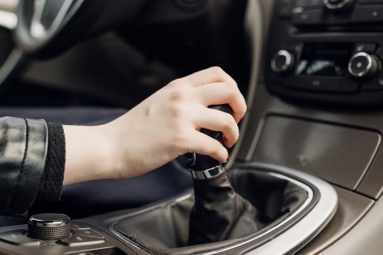 El pastizal que cuesta cambiar o reparar la caja de cambios de tu coche