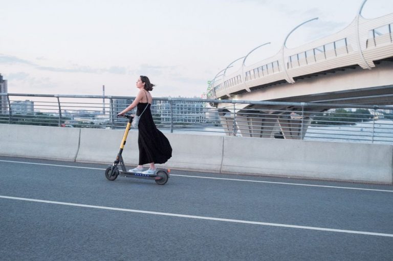 La multa de la DGT por ir así en un patinete