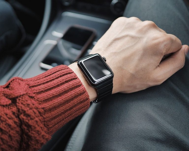 Reloj inteligente: la multa de la DGT por usarlo en el coche