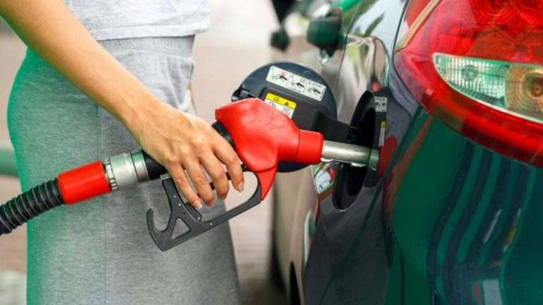 El trabajador de gasolinera que te da el truco infalible para no romper tu coche: Gástate 20 céntimos