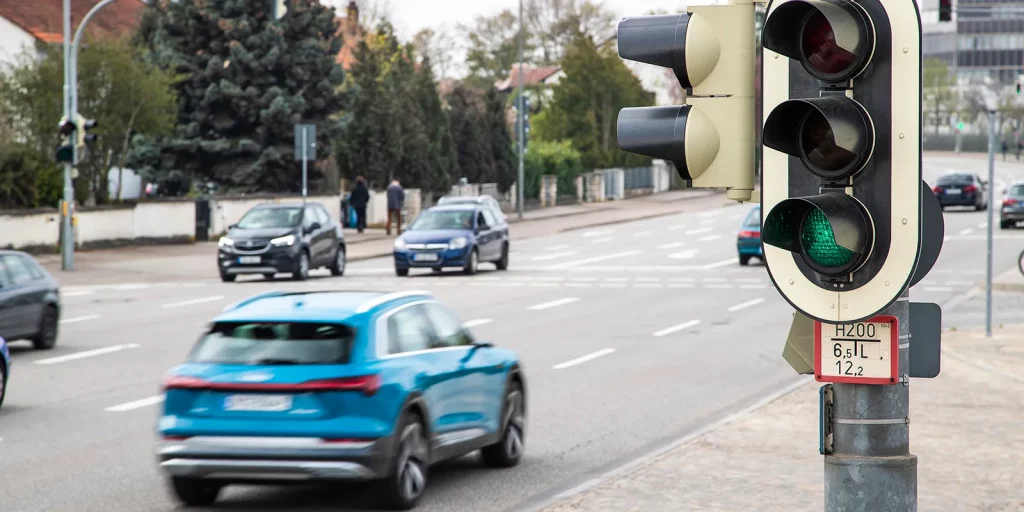 Manuel (38), profesor de autoescuela: "Esto es lo único que tienes que hacer cuando el semáforo está en ámbar" 2 Motor16 semáforo