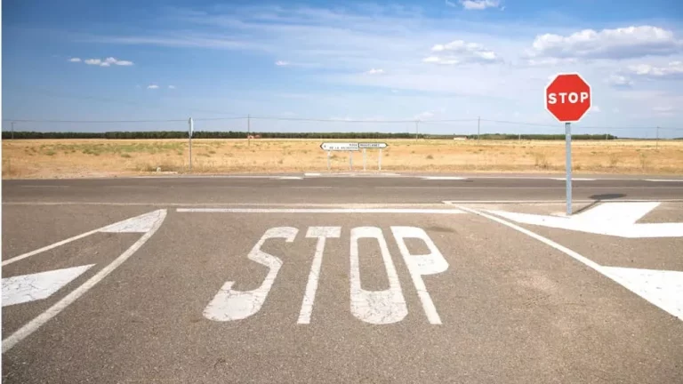 El STOP con cámara de la DGT que multa con 200 euros y 4 puntos si no te detienes del todo