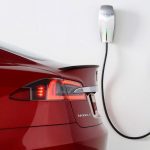 Seguro de coche eléctrico: cuánto encarece la prima al añadir batería, cable y asistencia por quedarse sin carga