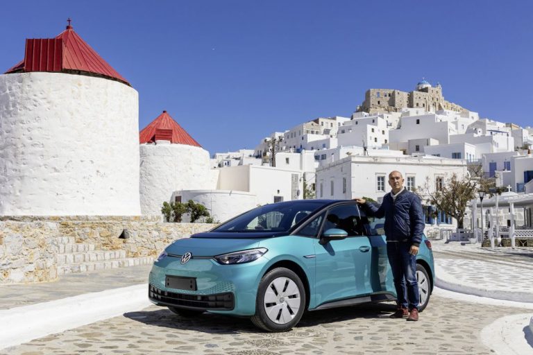 Volkswagen entrega los primeros coches eléctricos para particulares en Astypalea