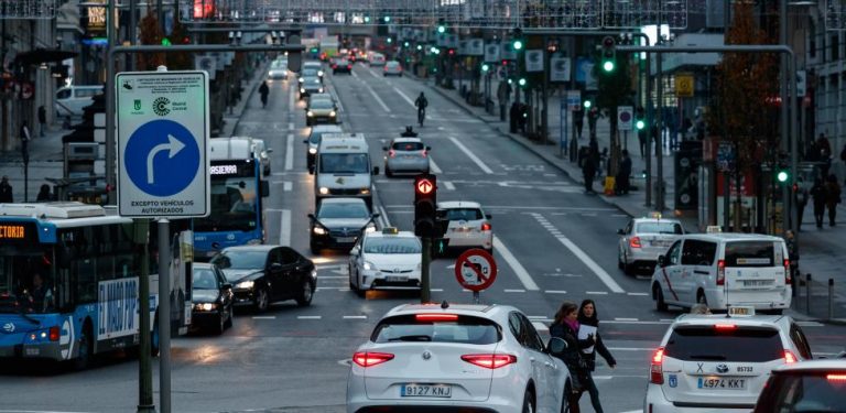 Si tu coche no tiene etiqueta, estas son las carreteras y calles por las que sí puedes circular