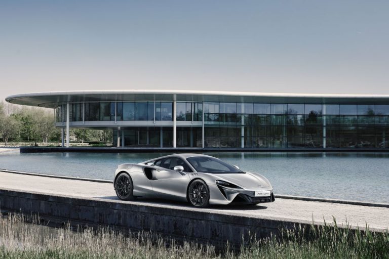 Descubre qué ha regalado McLaren a Isabel II en el 70 aniversario de su reinado