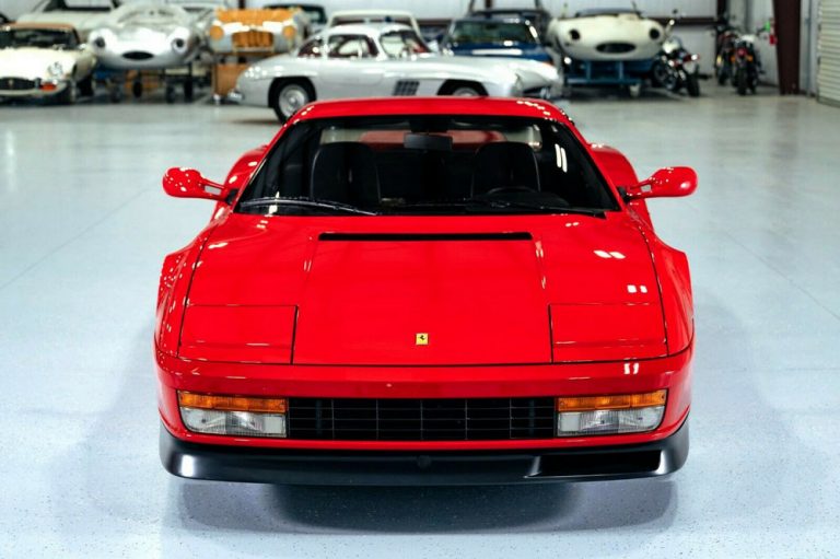 Este Ferrari Testarossa es extremadamente potente y te busca