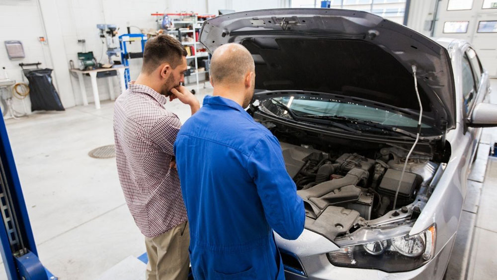 Juanjo (37), mecánico: "Si vas a dejar el coche parado mucho tiempo, haz esto de vez en cuando para que no se estropee" 3 Motor16 mecánicos