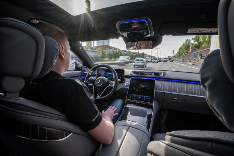 Los Mercedes-Benz ya conducen solos gracias al sistema DRIVE PILOT