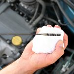El mito de la gasolina low cost: la avería de 2.000 euros que se evita cambiando el aceite a tiempo