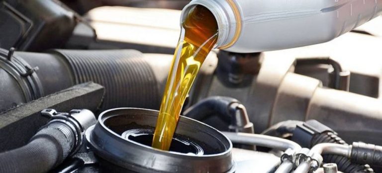 Lo que le puede pasar al motor si tardas mucho en cambiar el aceite