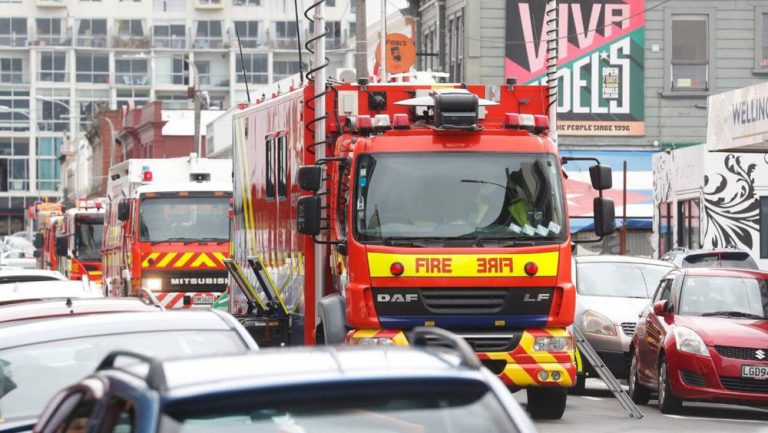 En qué casos debes apartarte si tienes detrás un coche de policía o una ambulancia